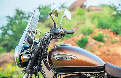 பெரிய விண்ட்ஸ்க்ரீன், எதிர்க்காற்றில் இருந்து ரைடிங்கைக் காப்பாற்றுகிறது.