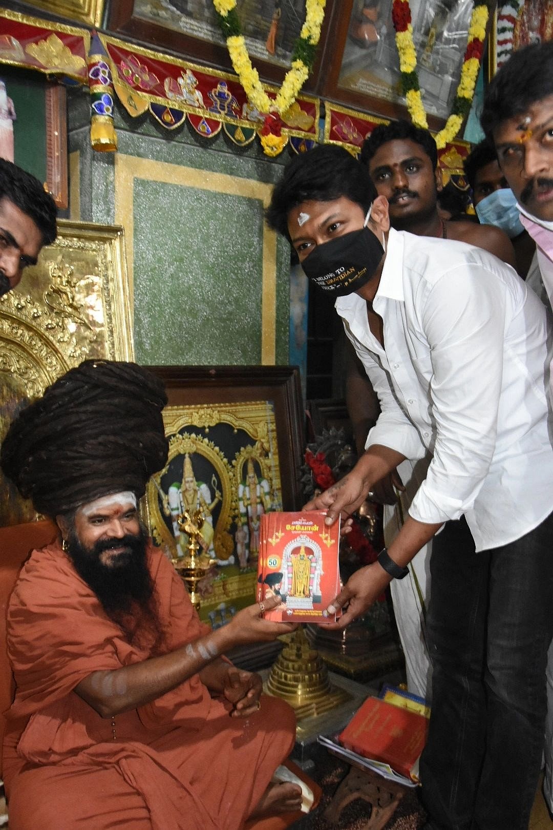 தரும்புரம் ஆதீனகர்த்தரிடம் ஆசிப்பெற்ற உதயநிதி ஸ்டாலின்