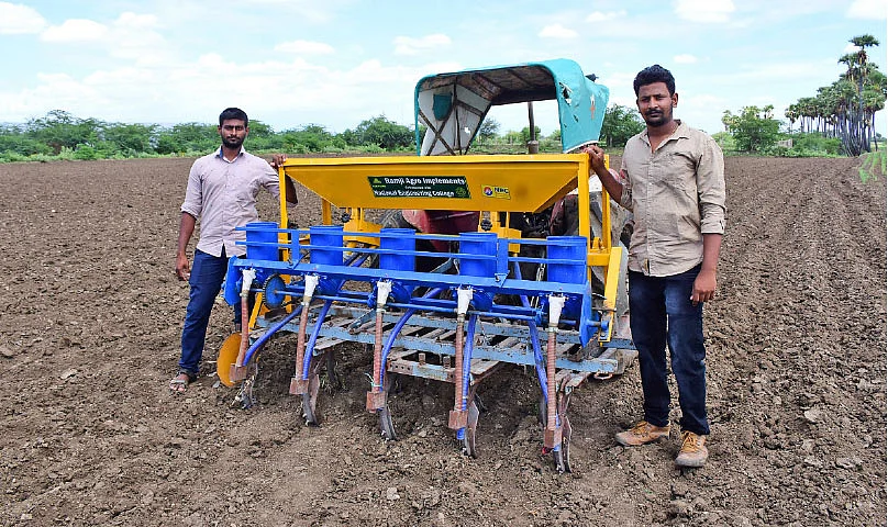 விதைப்புக் கருவியுடன் பிரதாப்குமார், ராஜகுமார்