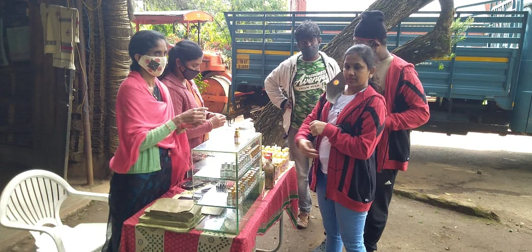 தோடர் பழங்குடிகள் & சுற்றுலாப் பயணிகள்