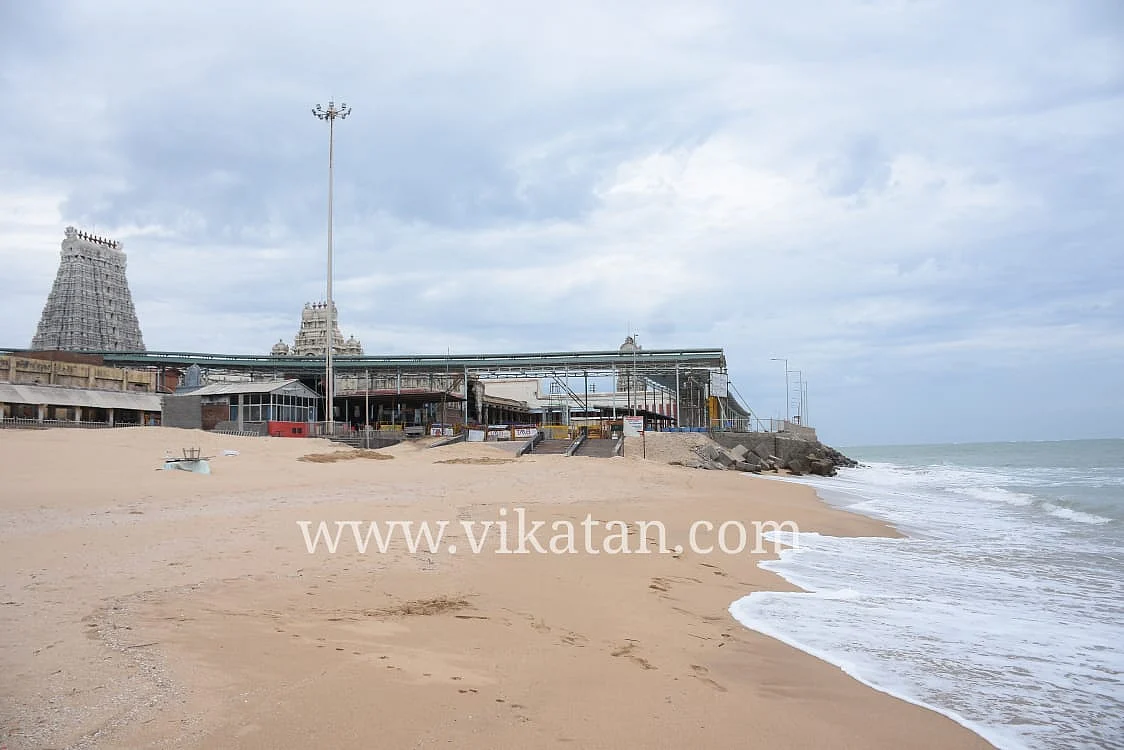 பக்தர்களின்றி வெறிச்சோடிக் காணப்படும் கடற்கரை