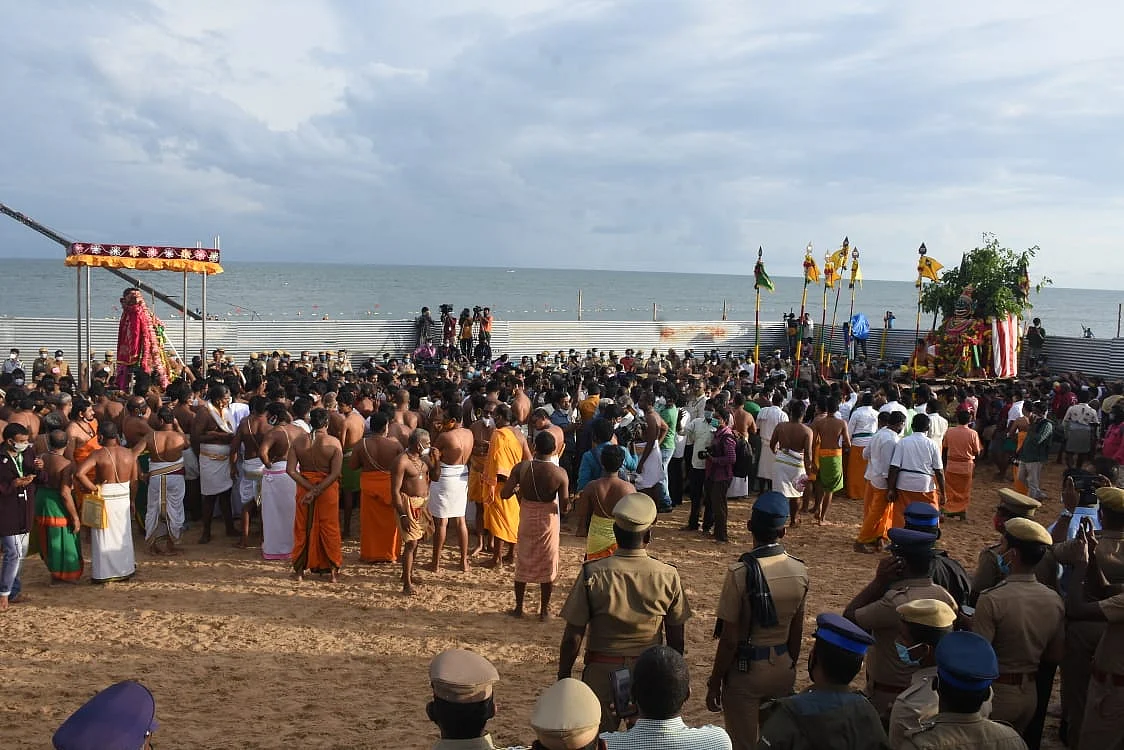 தகரக் கொட்டகைக்குள் நடந்த சம்ஹாரம்