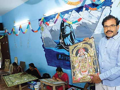மாதம் ரூ.2 லட்சம்... தஞ்சை ஓவியம் தந்த வாழ்க்கை..! - கைகொடுக்கும் பாரம்பர்ய தொழில்!