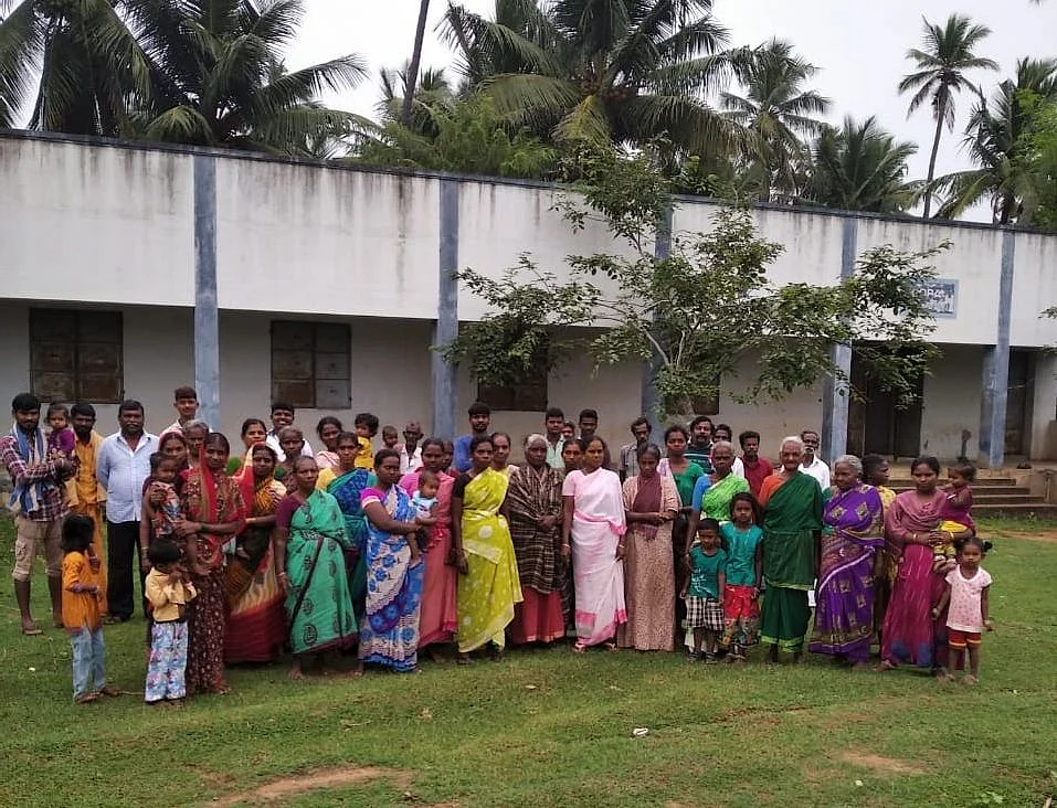 பாதுகாப்பான இடத்தில் மக்கள்