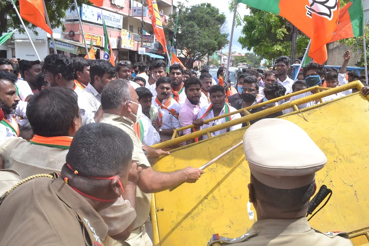 பா.ஜ.க-வினர் மீது தடியடி