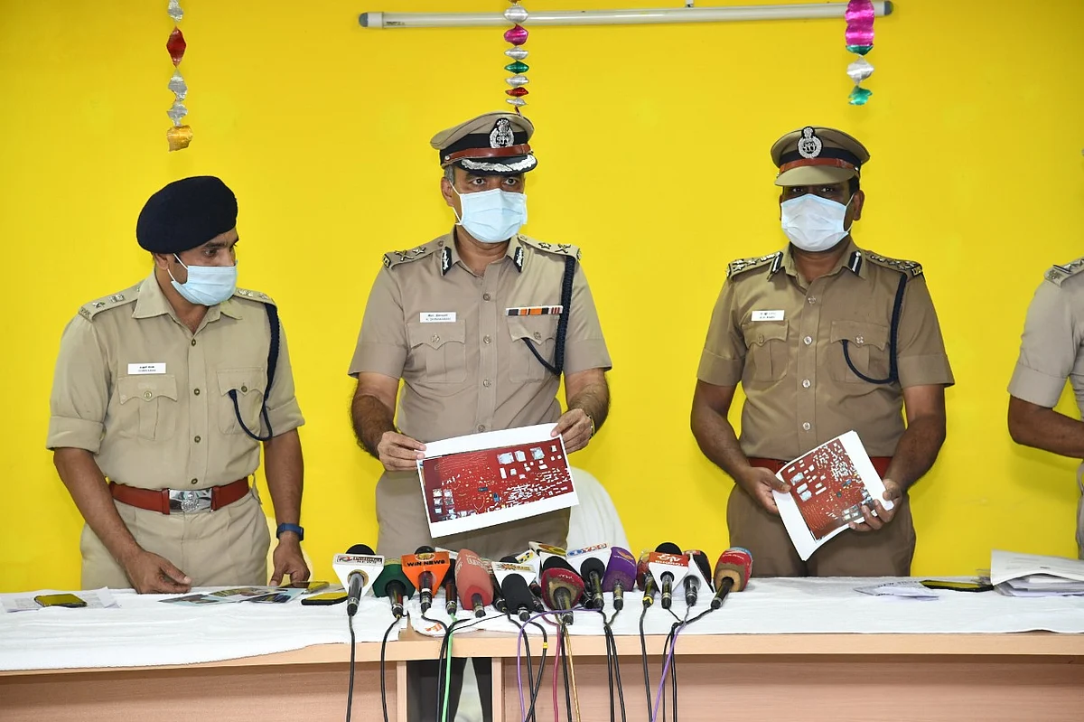 கூடுதல் கமிஷனர் தினகரன், இணை கமிஷனர் பாபு, துணை கமிஷனர் ஹரிகிரன் பிரசாத்