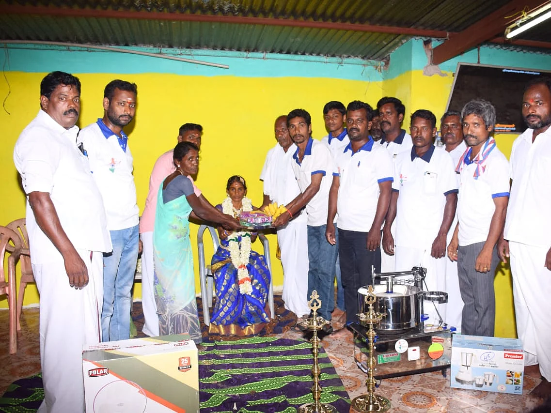 புதுக்கோட்டை: மாற்றுத்திறனாளி பெண்ணின் திருமணம்... பரிசுப்பொருள்களால் திகைக்க வைத்த இளைஞர்கள்!