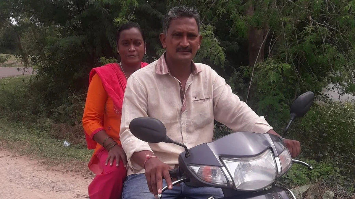 ஸ்கூட்டியில் பறந்து வந்த தம்பதி