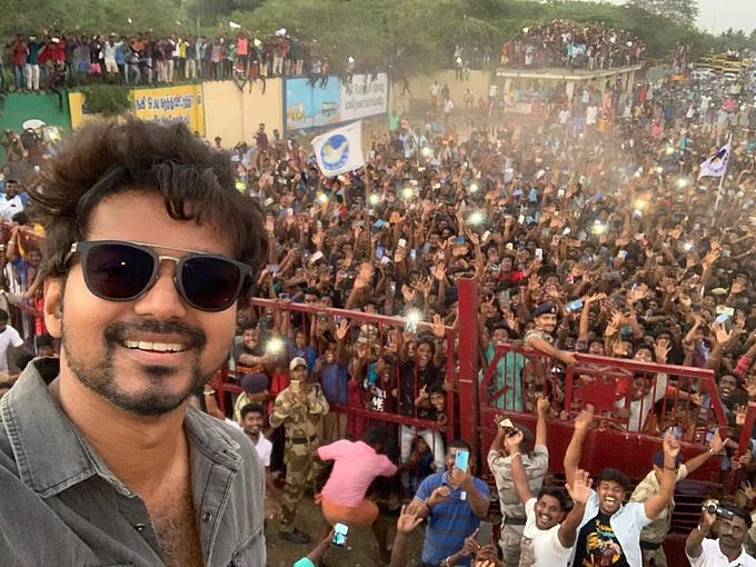 பார்ட்டிக்கு வந்த விஜய்... சர்ப்ரைஸ் தரப்போகும் இயக்குநர்!