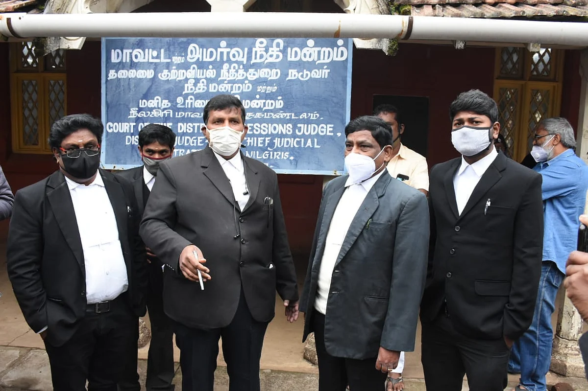 வழக்கறிஞர்கள்