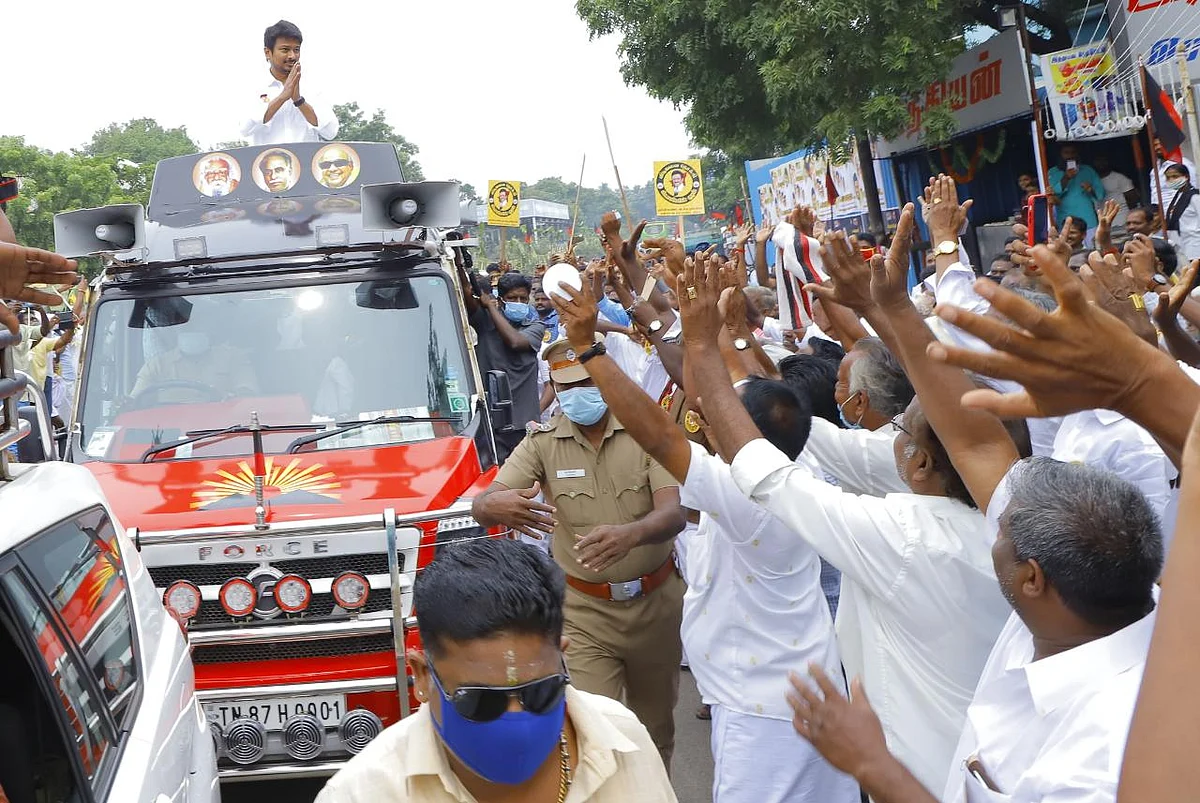 உதயநிதிக்கு வரவேற்பு கொடுக்கும் தி.மு.க தொண்டர்கள்