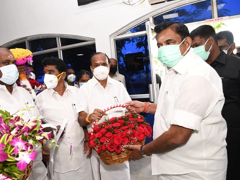 தூத்துக்குடி: முதல்வருக்கு உற்சாக வரவேற்பு... பனைமரங்களின் உச்சியில் பறந்த அ.தி.மு.க கொடிகள்!