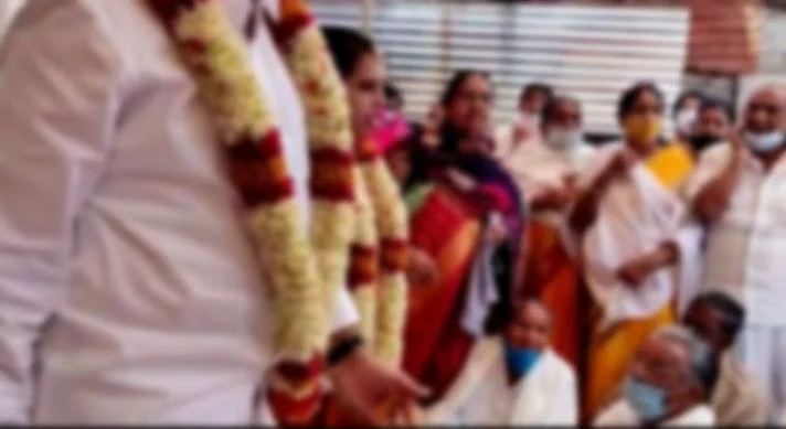 உறவினர்களுடன் மணப்பெண்