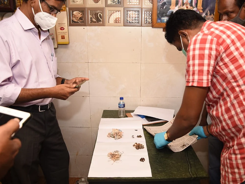 தஞ்சை ஹோட்டலைப் பதறவைத்த நாட்டு வெடிகுண்டு வீச்சு! - பைக்கில் தப்பிய இருவரைத் தேடும் போலீஸ்