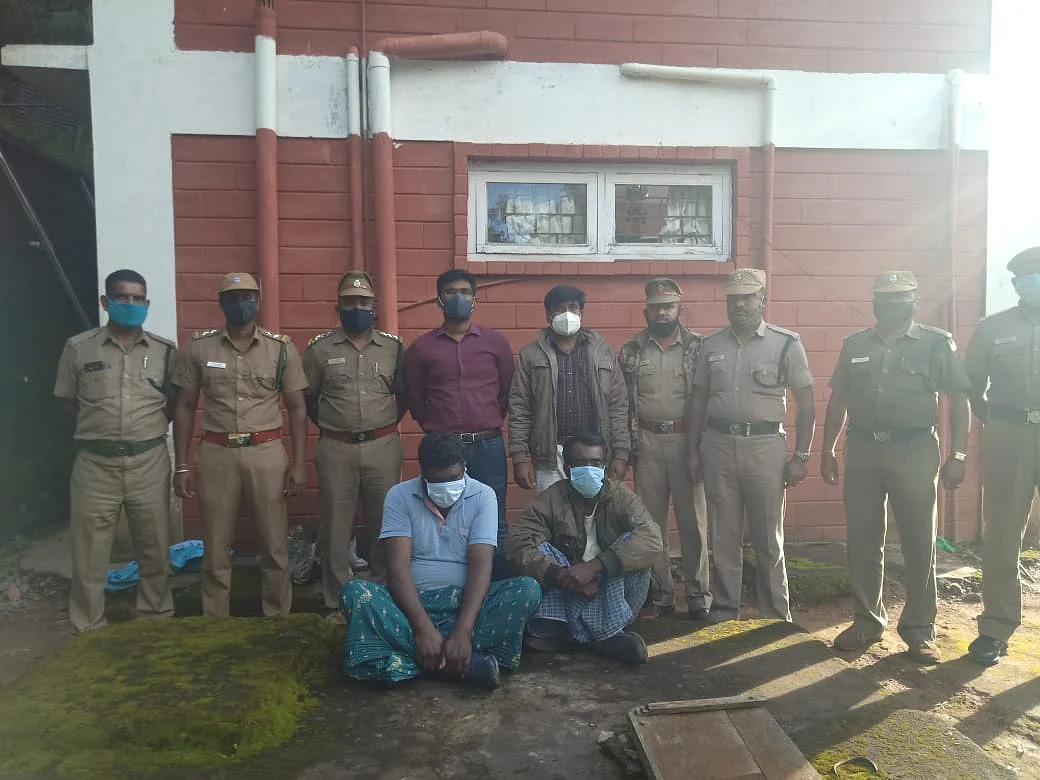 கைதானவர்களுடன் வனத்துறையினர்.