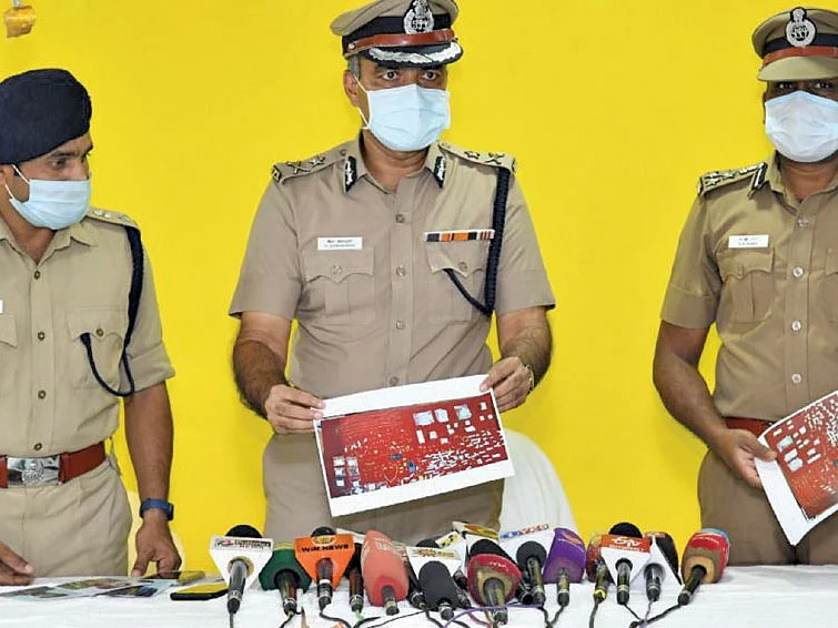 ஐந்து மணி நேரப் புதர்வாசம்... நகைகளுடன் சாமியார் கோலம்!