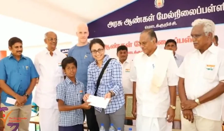 அரசுப் பள்ளி மாணவர்களுடன் செலின் கவுண்டர்