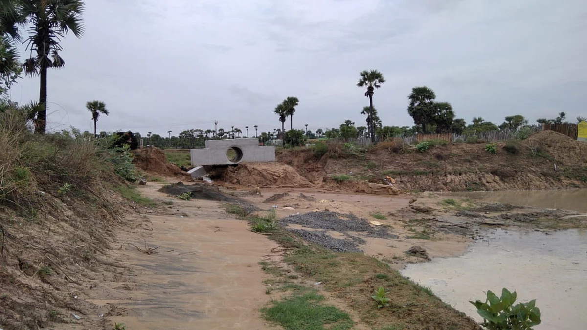 ஊரணியின் மேற்குக் கரை வடிகால் பாலம்