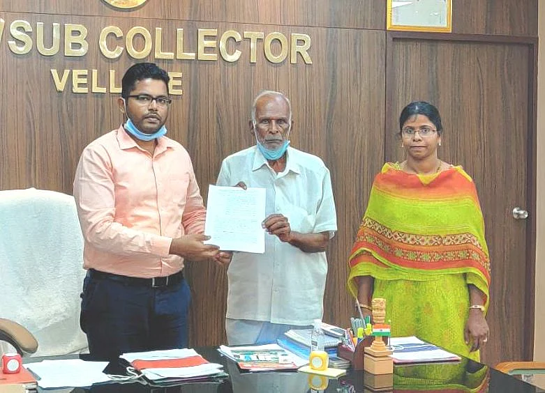 உத்தரவு ஆணை வழங்கிய சப்-கலெக்டர் கணேஷ்