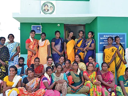30 கறவை மாடுகள்... மாதம் ரூ. 2,00,000 வருமானம்! - அசத்தும் திருநங்கைகள்!