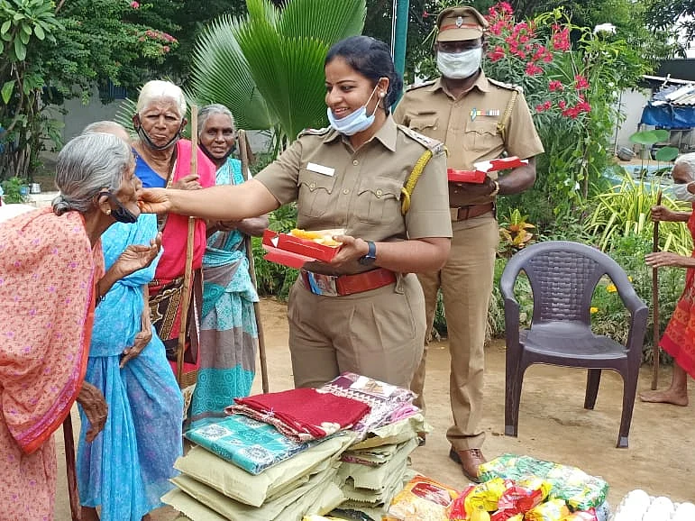 `எங்களை உங்க பிள்ளைகளா நெனச்சுக்கோங்க!' - முதியோர்களை நெகிழ வைத்த காவல் ஆய்வாளர்