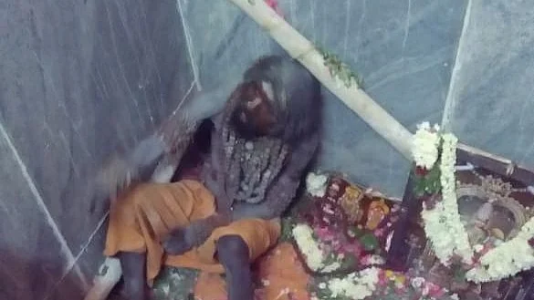 குழிக்குள் அமர்ந்திருக்கும் அகோரி சாமியார்