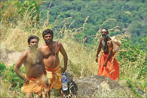 மலையேற்றத்தில் பக்தர்கள்...