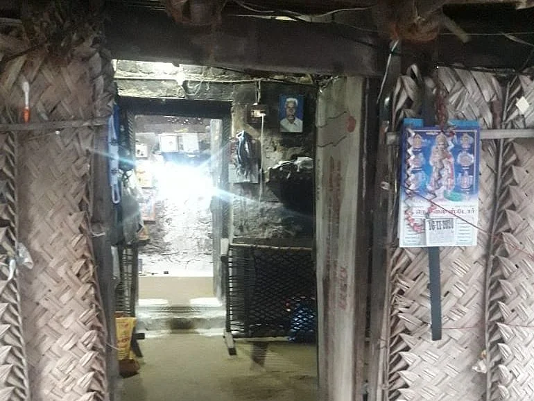 `போலீஸ் வந்திருந்தா ரெண்டு உசுரும் போயிருக்காது!’ - கொடுமுடி இரட்டைக் கொலையில் நடந்தது என்ன?