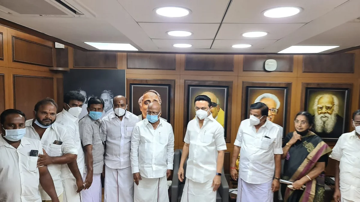 ஸ்டாலினிடம் வாழ்த்து பெறும் பொன்.முத்துராமலிங்கம்