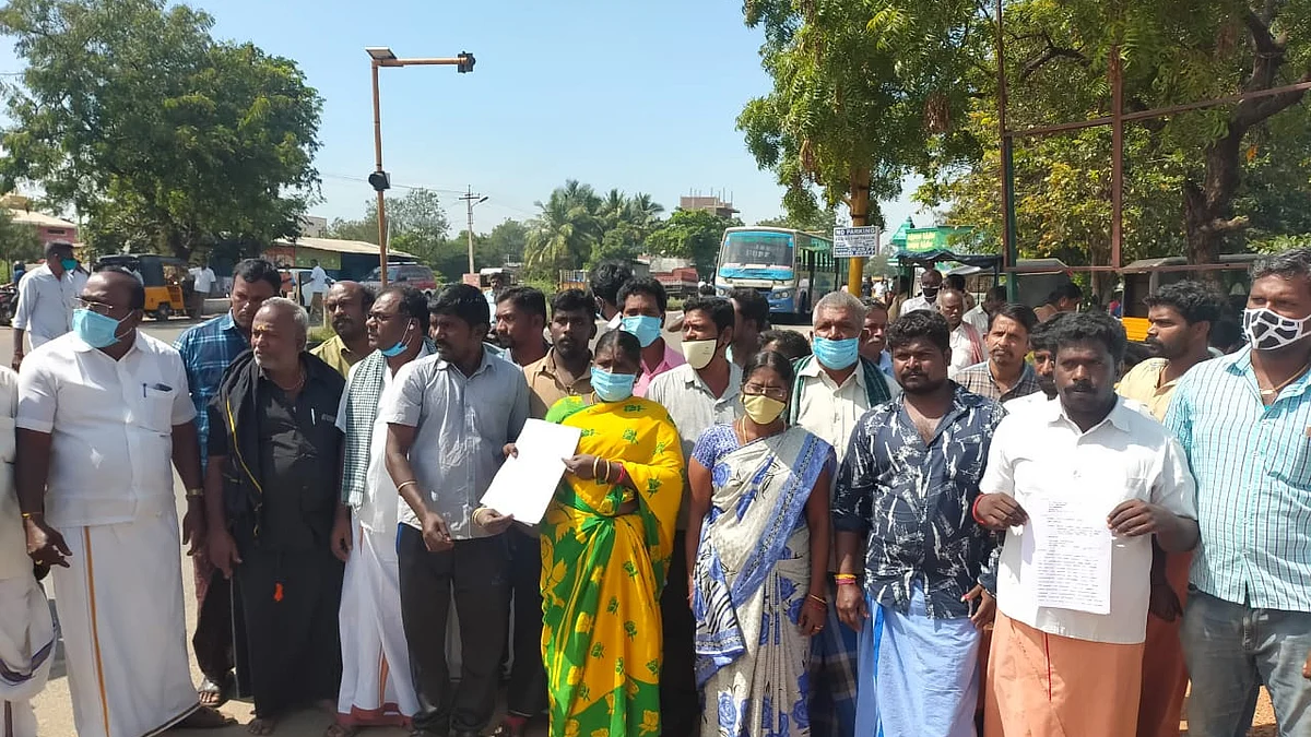 புகார் மனு கொடுக்க வந்தவர்கள்.