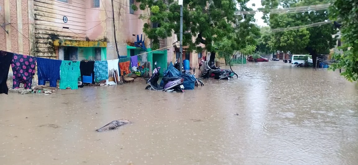 குடியிருப்பில் குளம்போல தேங்கிய மழை நீர்