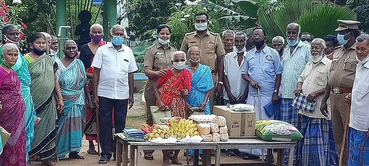 முதியோர்களுடன் ரமாதேவி