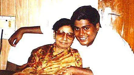 வி.என்.ஜானகியுடன் குமார் ராஜேந்திரன்