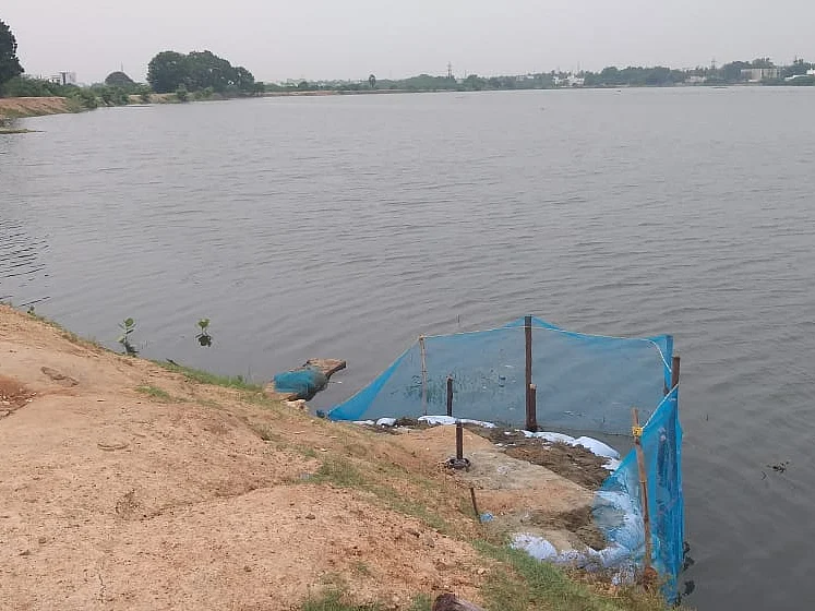 மதுரை: `ஓட்டுக்காகக் கண்மாய் நீரைத் தடுக்கும் தி.மு.க எம்.எல்.ஏ?’-கொதிக்கும் மக்கள்!