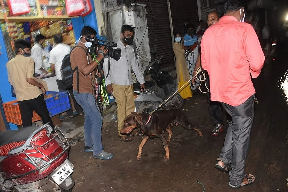 சம்பவ இடத்தில் மோப்ப நாய்