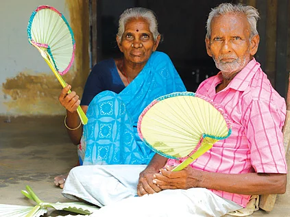 எனக்கு 80 உனக்கு 74... விசிறி விற்று வாழும் வைராக்கிய தம்பதி