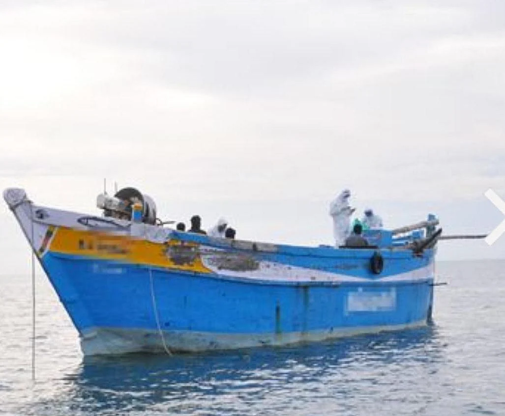 மஞ்சள் கடத்தல் படகை சோதனையிடும் இலங்கை கடற்படை
