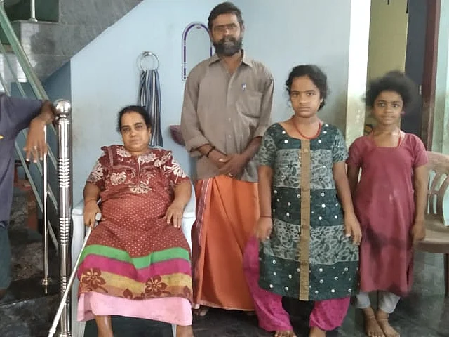 மாற்றுத்திறனாளிகளின் வீட்டை ஏலத்துக்கு விடும் வங்கி... கலங்கும் குடும்பம்!