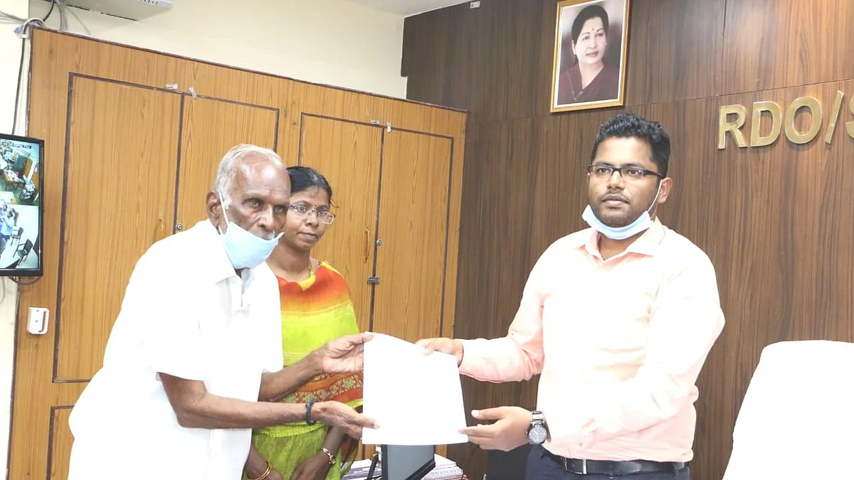 உத்தரவு ஆணை வழங்கிய சப்-கலெக்டர் கணேஷ்