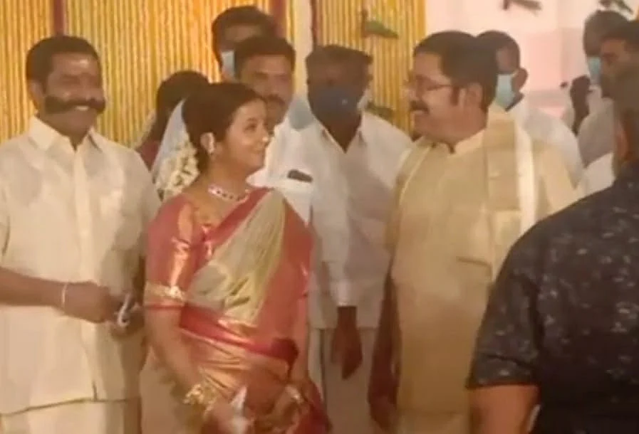 மகள் நிச்சயதார்த்த விழாவில் தினகரன் தனது மனைவியுடன்