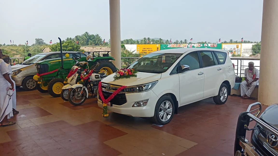 பைக், டிராக்டர், கார் சீர்வரிசை