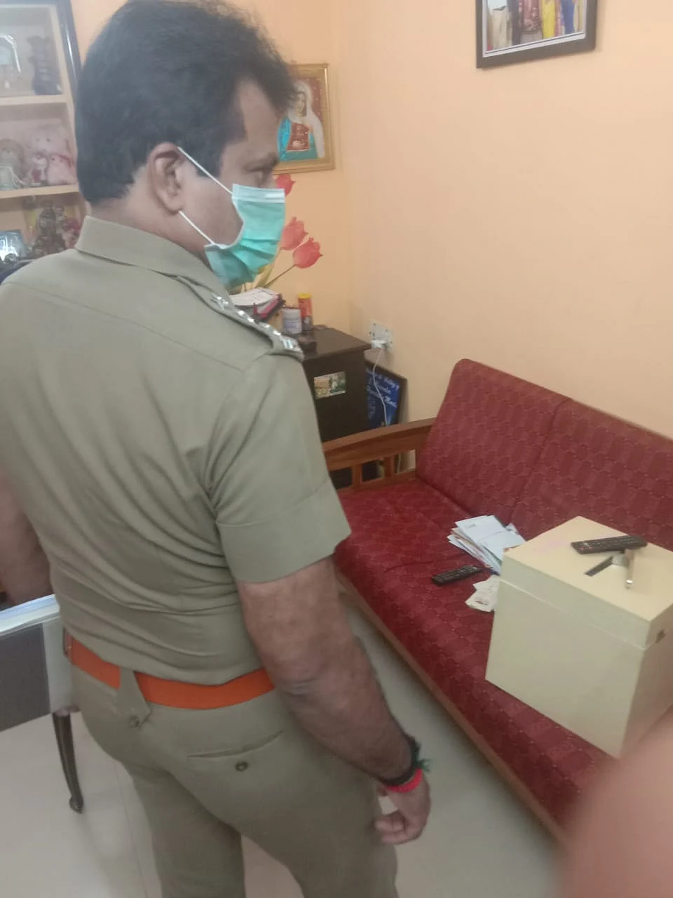 கொள்ளை நடந்த வீட்டில் ஆய்வு செய்யும் உதவி கமிஷனர் ஹரிக்குமார்