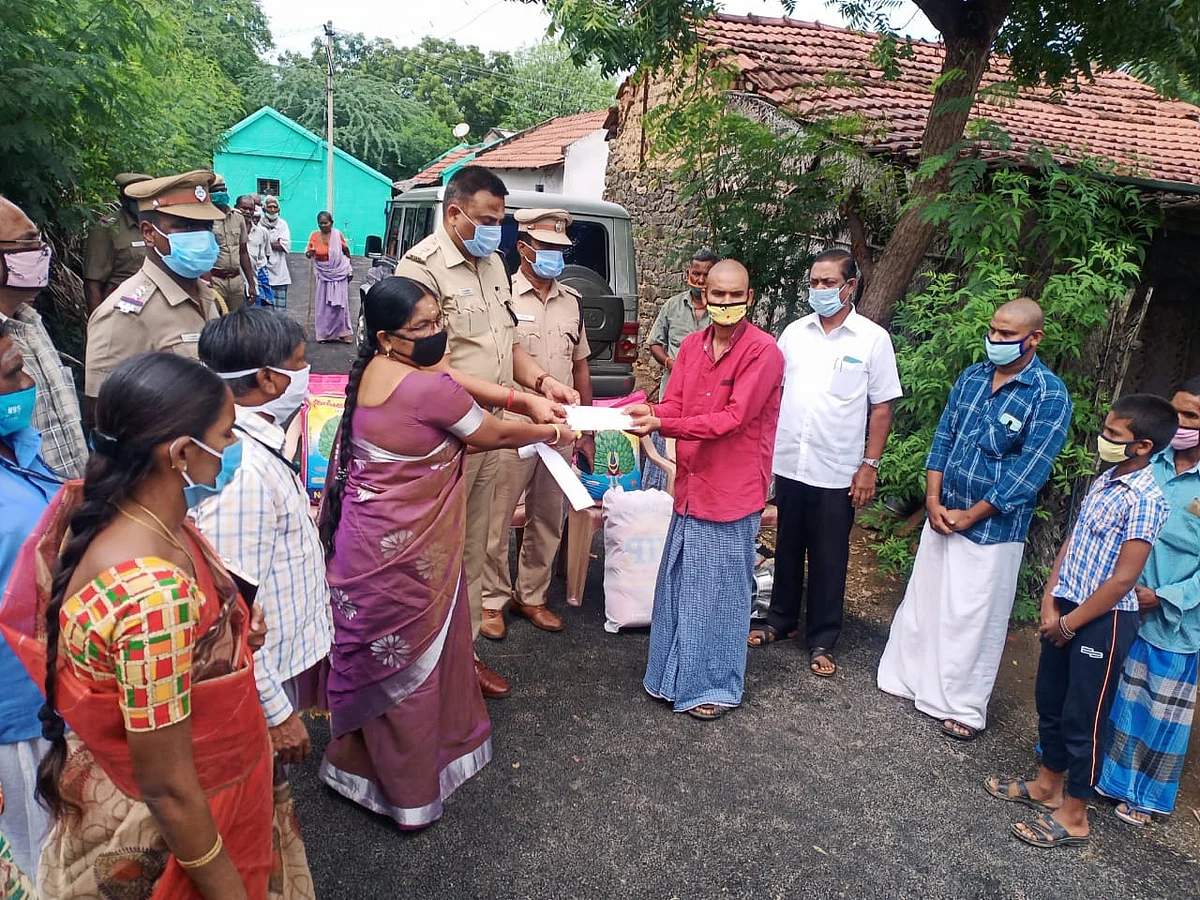 பாதிக்கப்பட்ட குடும்பத்தினருக்கு நிதியுதவி வழங்கும் அதிகாரிகள்
