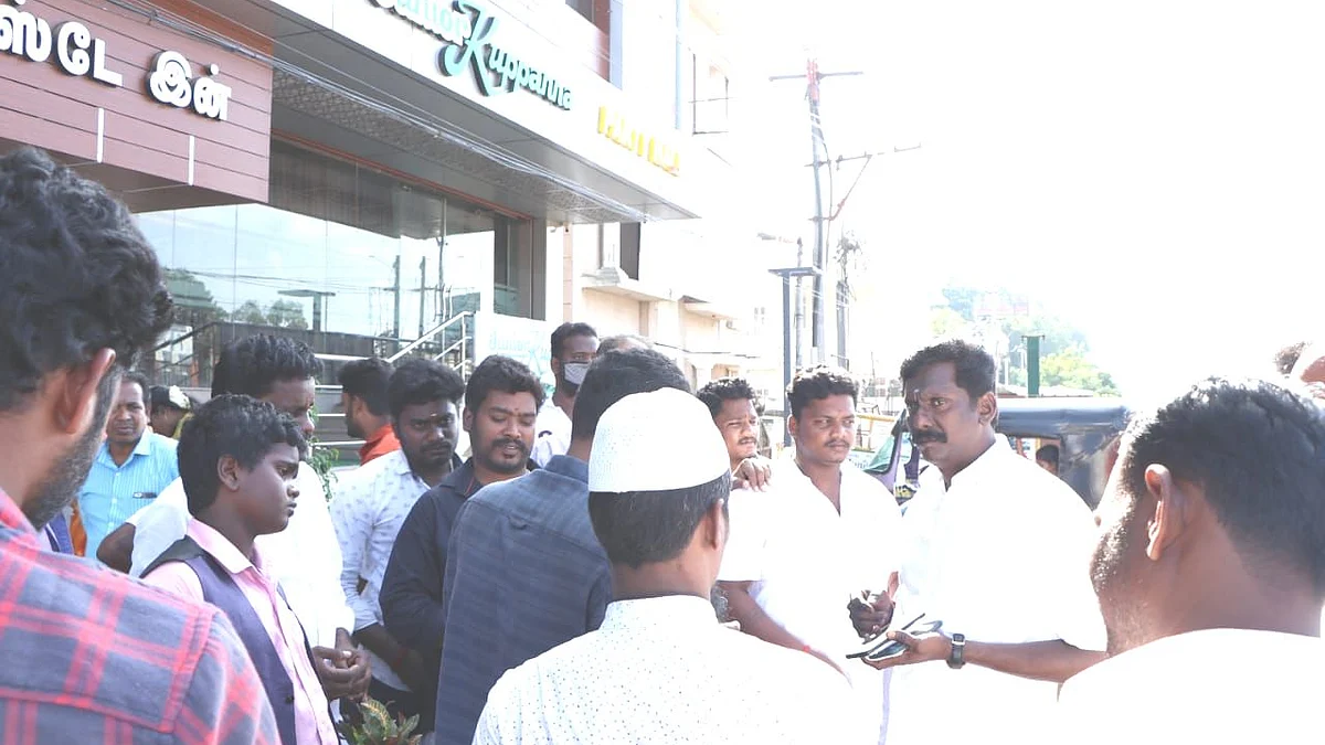 அ.தி.மு.க மாவட்ட செயலாளரிடம் முறையிட்ட வாடிக்கையாளர்கள்..