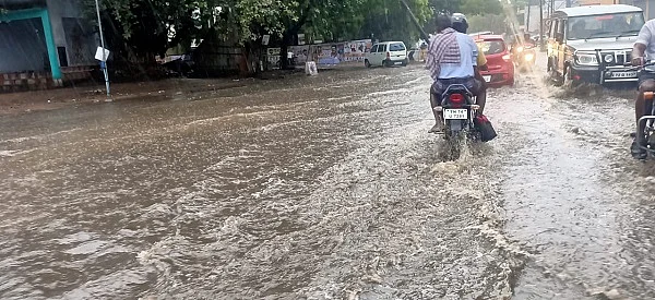 மழையால் சாலையில் தேங்கிக்கிடக்கும் தண்ணீர்