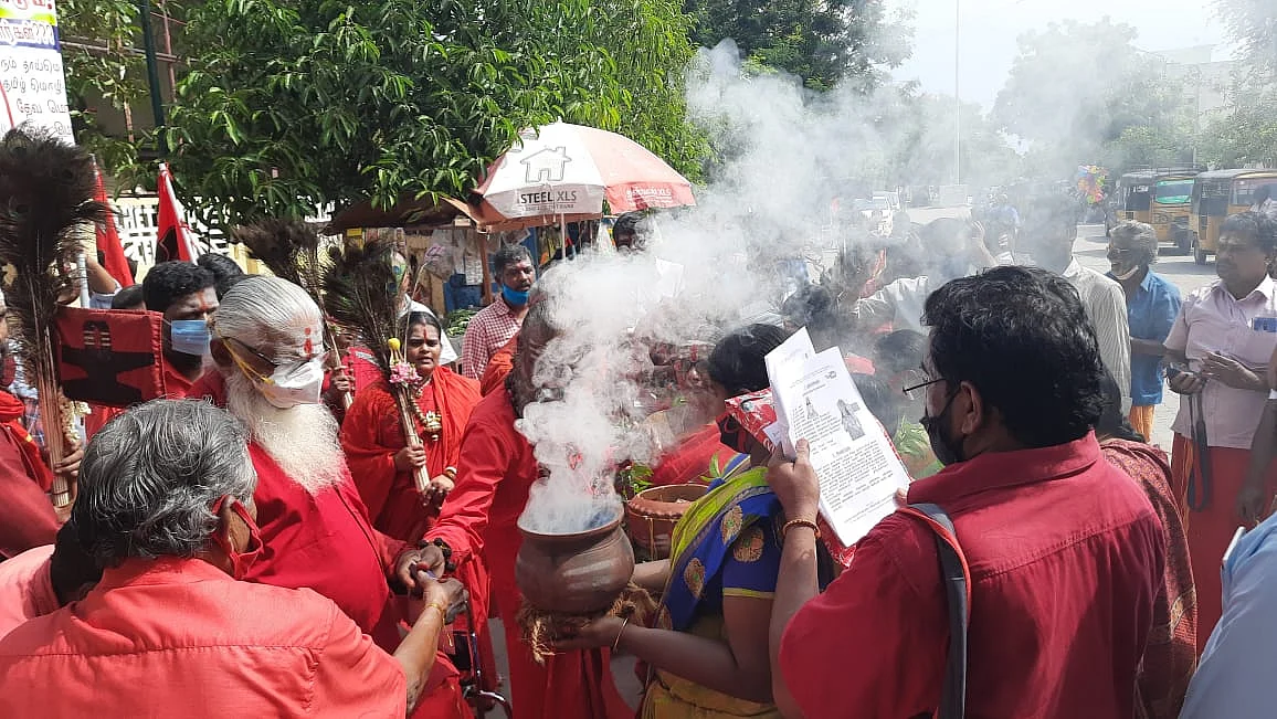பால்குடம் எடுத்து வழிபாடு நடத்தும் சிவனடியார்கள்