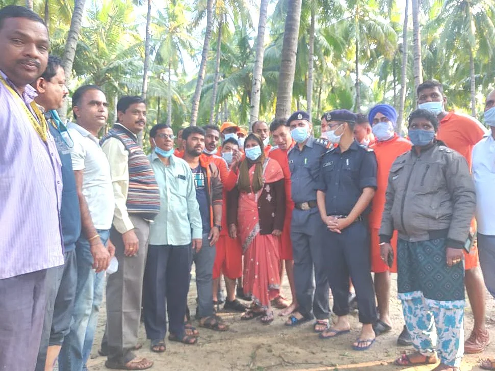 எல்லம்மாளுடன் பேரிடர் மீட்புக்குழு