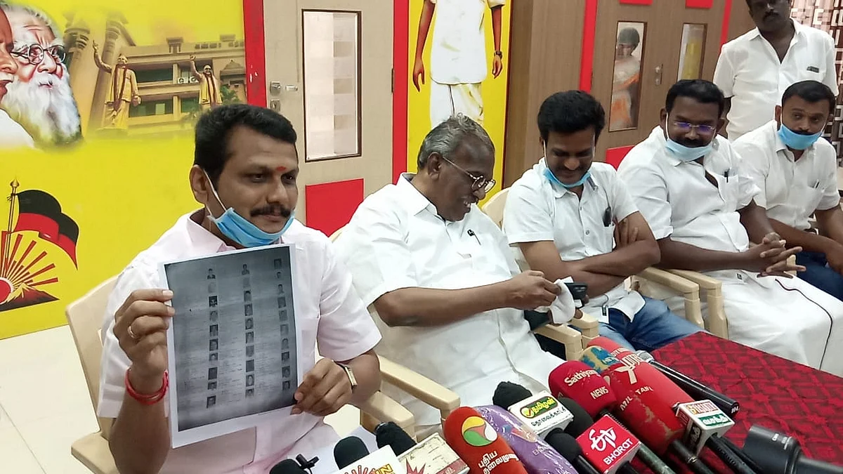 வாக்காளர் பட்டியலைக் காண்பிக்கும் செந்தில் பாலாஜி