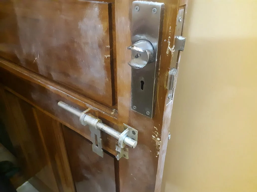 கொள்ளை நடந்த வீட்டின் கதவு