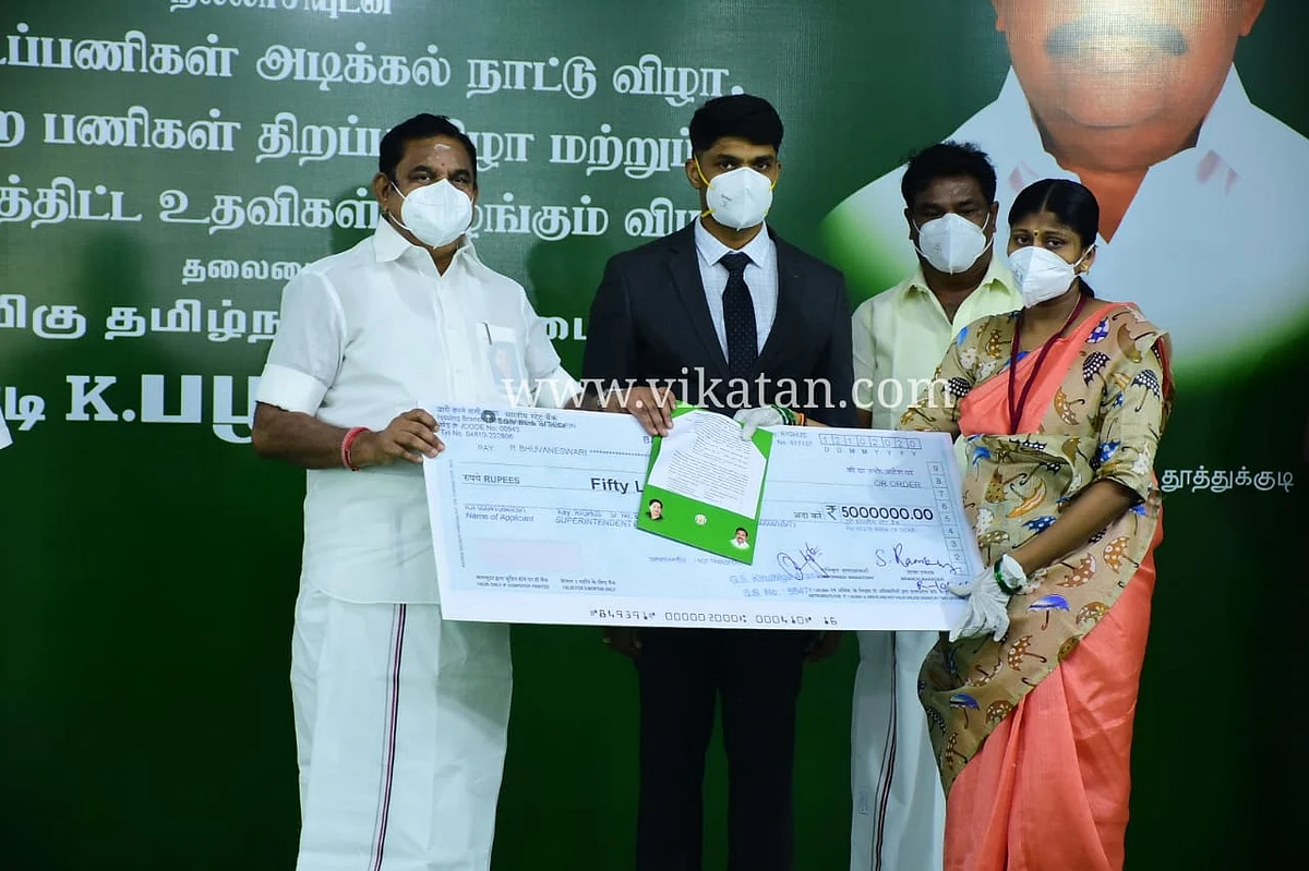 பணி நியமன ஆணை பெறும் மறைந்த காவலர் சுப்பிரமணியனின் மனைவி புவனேஸ்வரி